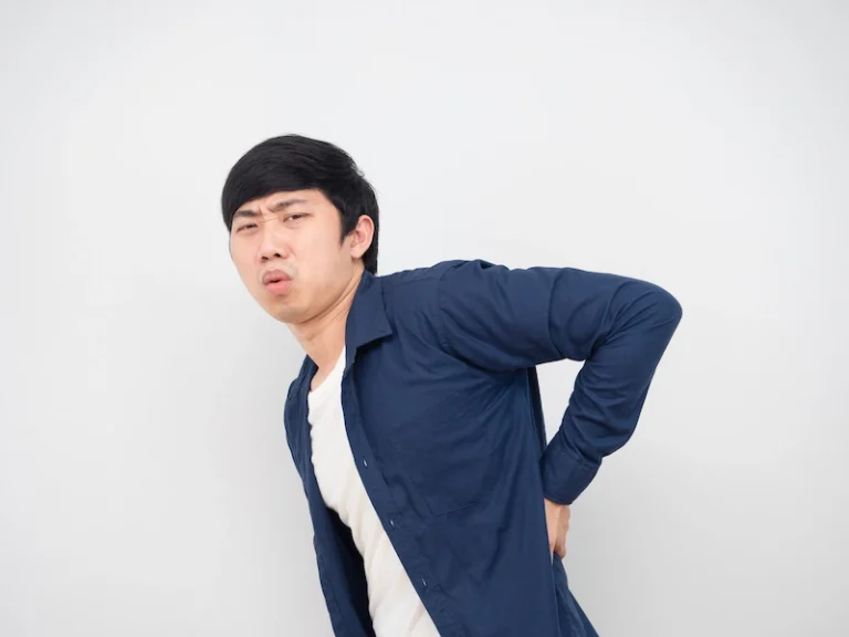 apakah kurang minum air putih bisa menyebabkan sakit pinggang