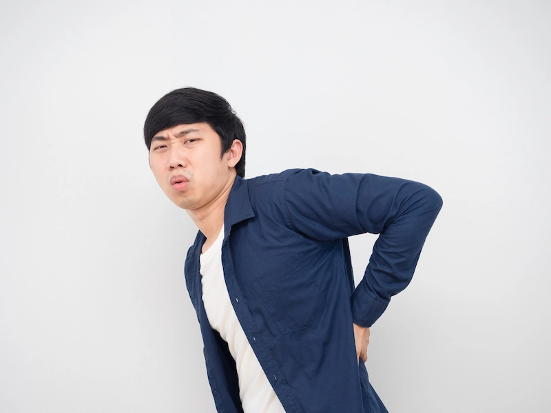 apakah kurang minum air putih bisa menyebabkan sakit pinggang