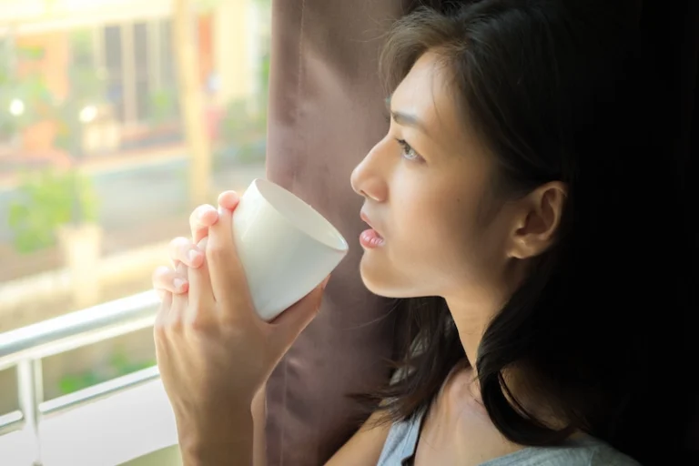 cara minum air hangat yang benar