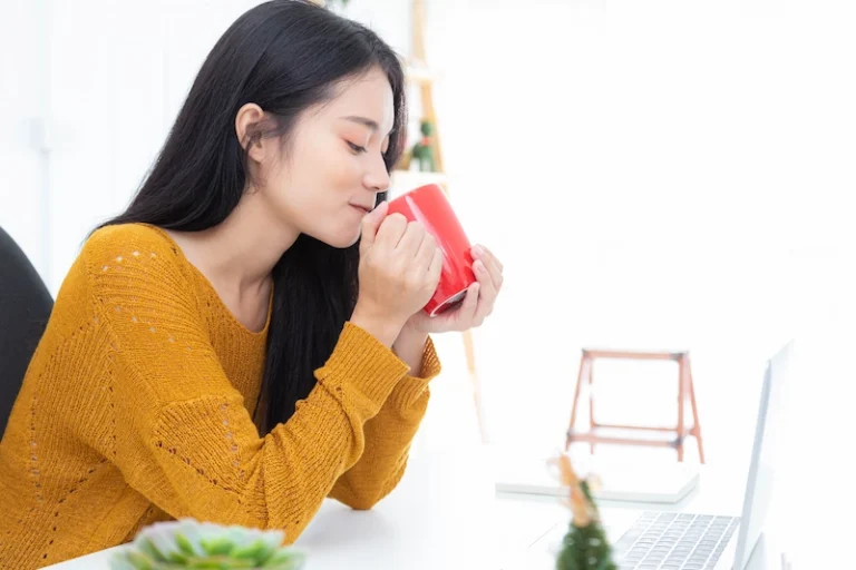 apakah minum air hangat bisa menurunkan berat badan