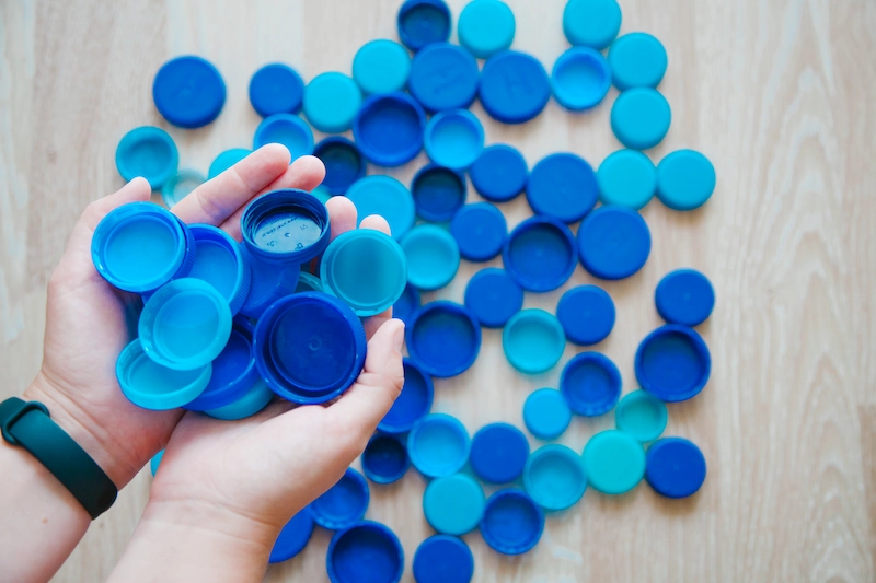 hiasan dinding dari tutup botol plastik