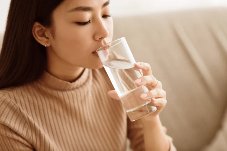 manfaat air putih hangat untuk asam lambung