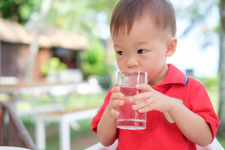 kapan bayi boleh minum air putih
