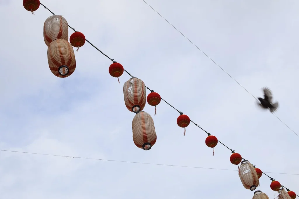 Lampion dari Botol Bekas dengan Hiasan Tali