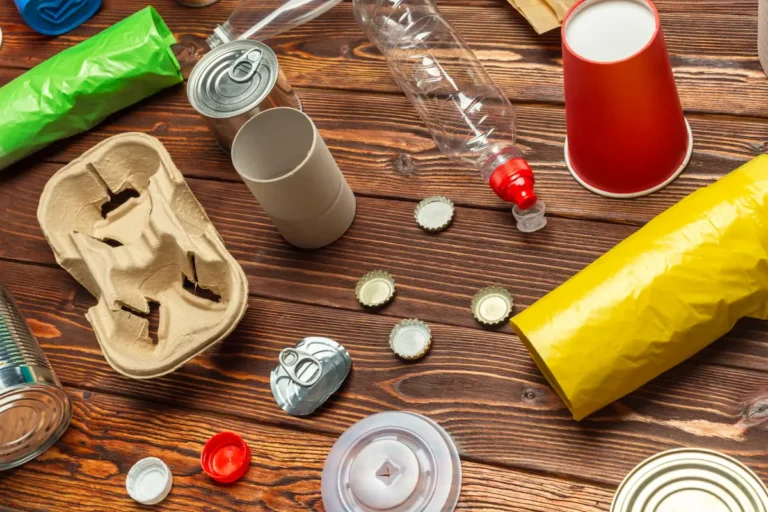 hiasan dinding dari kardus dan botol bekas