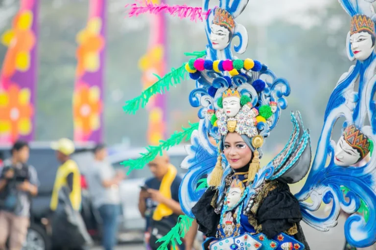 kostum karnaval daur ulang